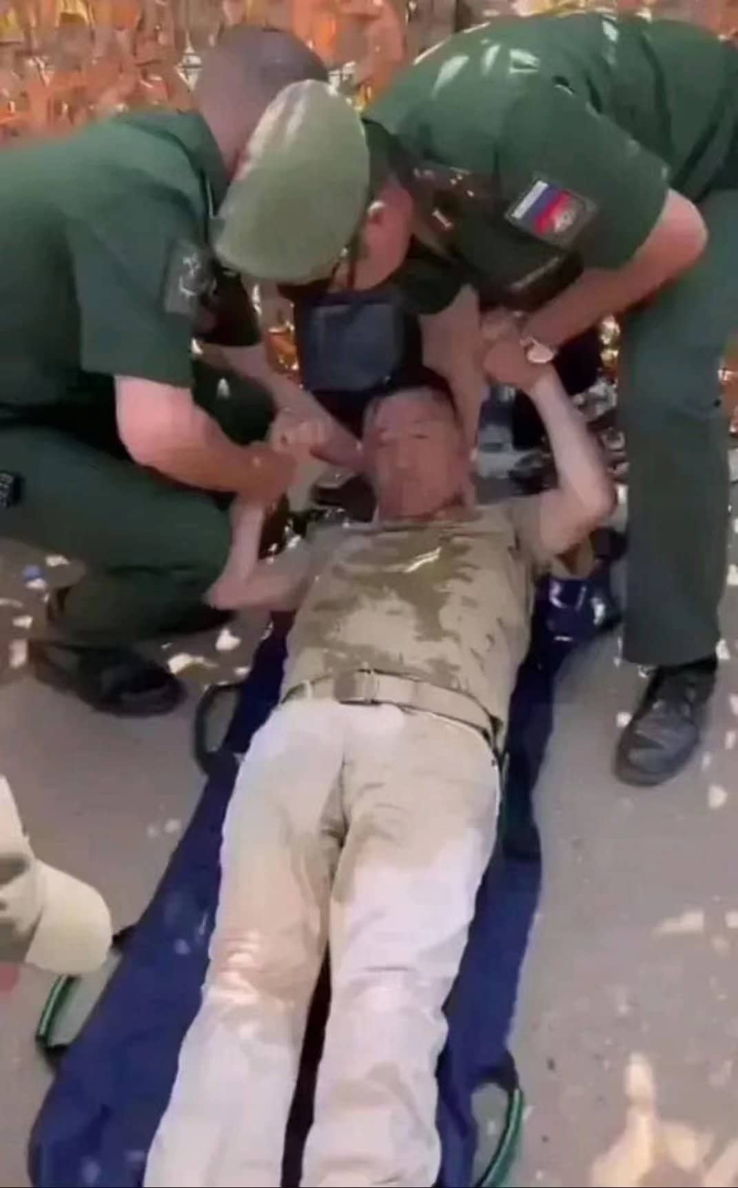 前线记者卢宇光被吓尿晕厥