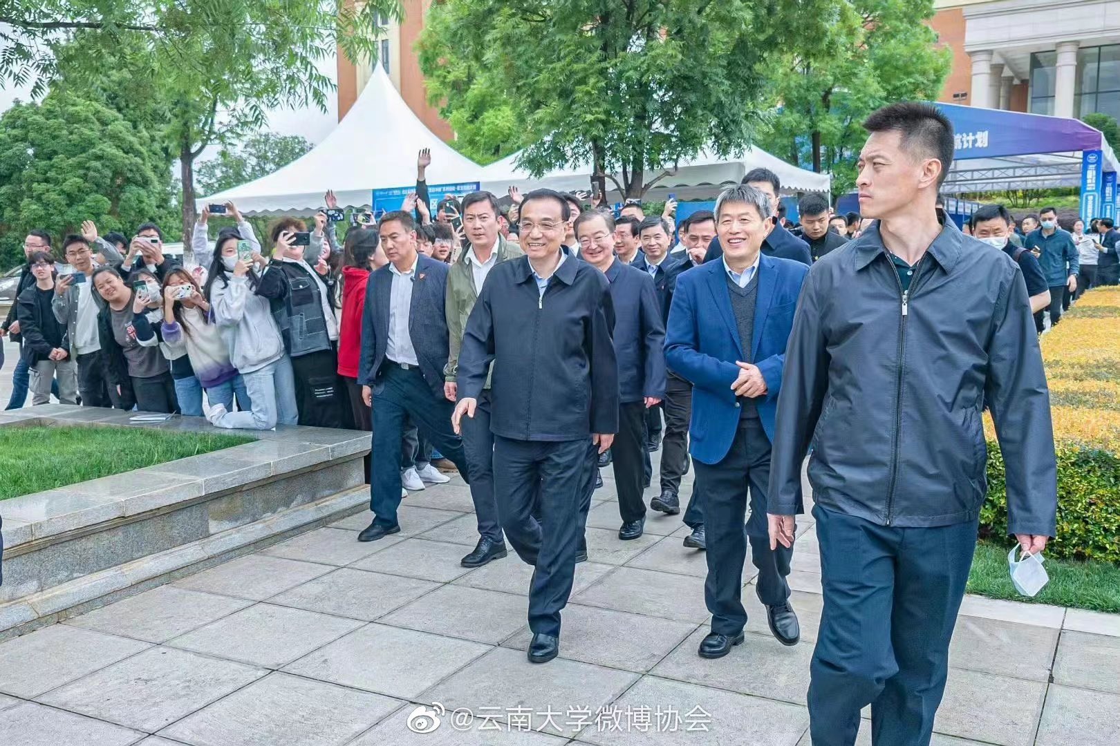 李克强总理在云南大学考察的照片