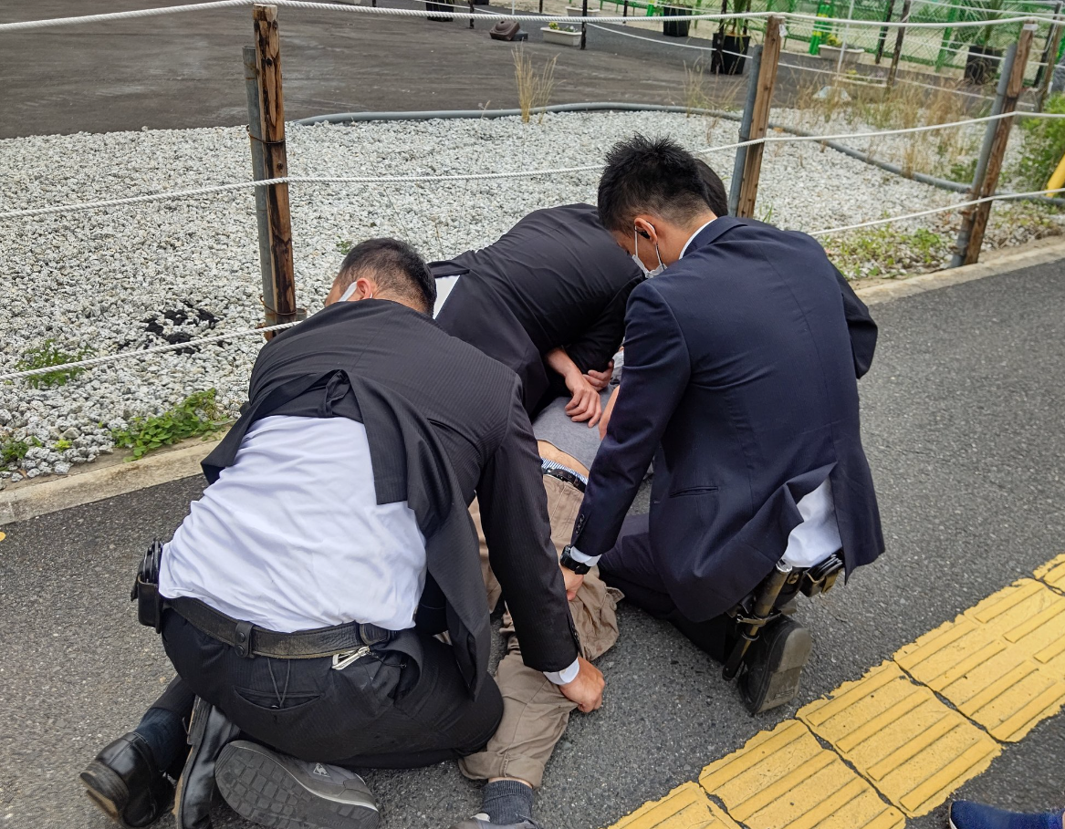 枪击前首相安倍晋三的是奈良县居民山上徹也--遇袭瞬间的片段。